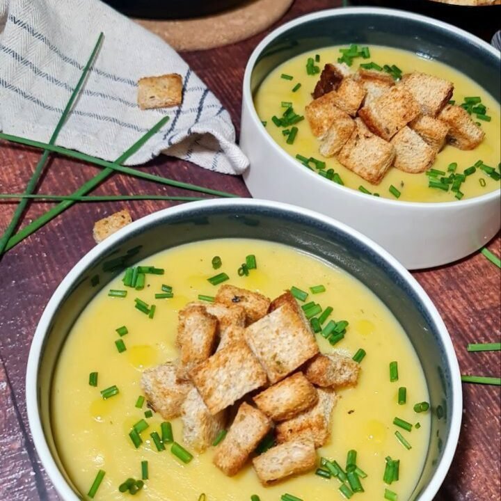 Healthy potato leek soup recipe, Homemade creamy leek soup, Nutrient-rich potato soup, Easy vegan potato leek soup, Heart-healthy soup with leeks, Immune-boosting garlic in soup, Low-calorie homemade soup, Vegan oregano croutons recipe, Fiber-rich plant-based soup, Nourishing homemade winter soup