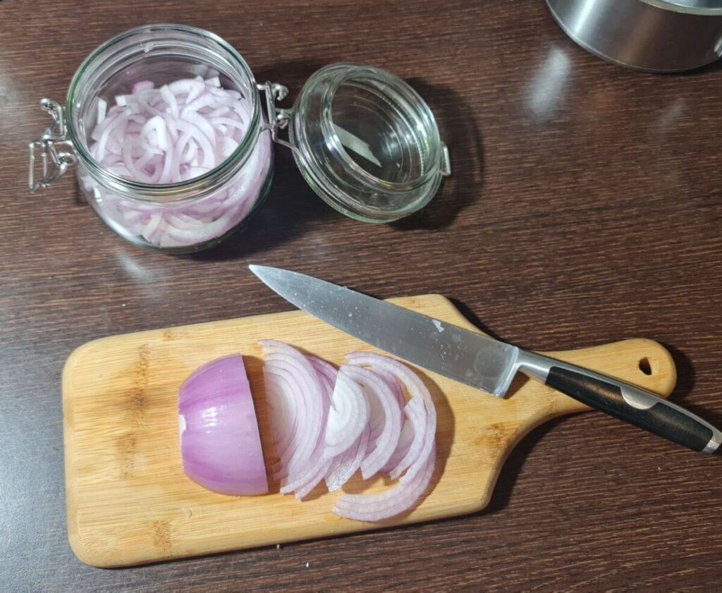 pickled red onions making
