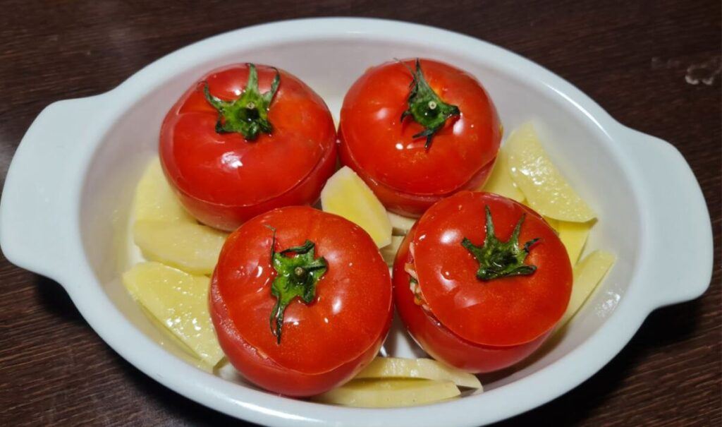 preparing greek stuffed tomatoes recipe