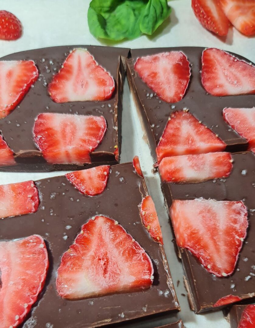  Close-up of chocolate peanut butter strawberry bark cut into squares, showing fresh strawberry slices on top. A closer look at the delectable chocolate peanut butter strawberry bark, cut into squares and topped with fresh strawberries.