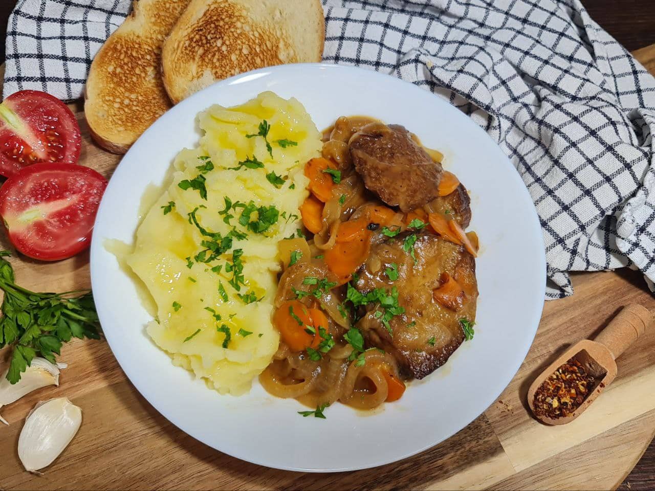 savory seitan with wine sauce and mashed potatoes