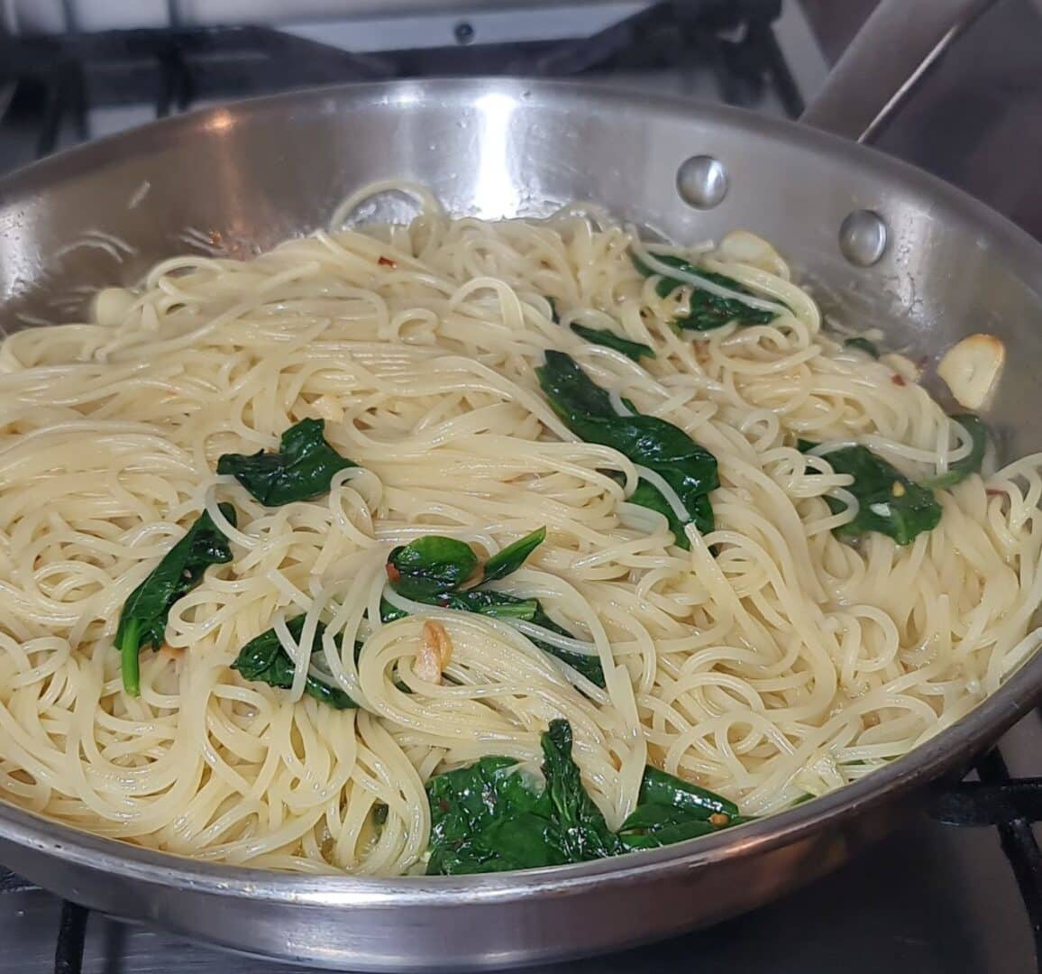 Vegan Spaghetti Aglio e Olio with Spinach Recipe - cooking