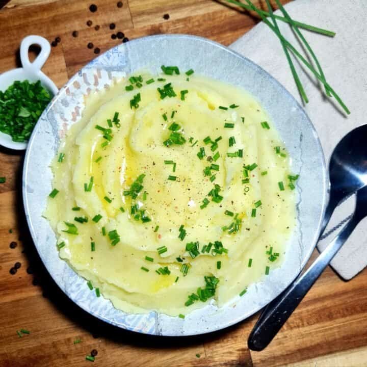 A bowl of creamy vegan mashed potatoes. A bowl of creamy vegan mashed potatoes, perfect for a delicious and healthy meal.