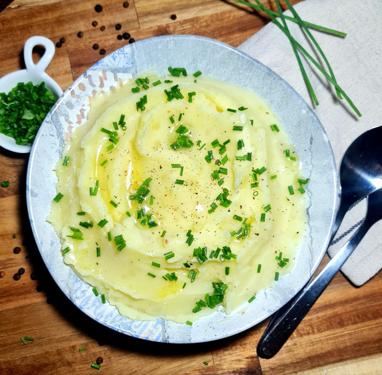 A bowl of creamy vegan mashed potatoes. A bowl of creamy vegan mashed potatoes, perfect for a delicious and healthy meal.