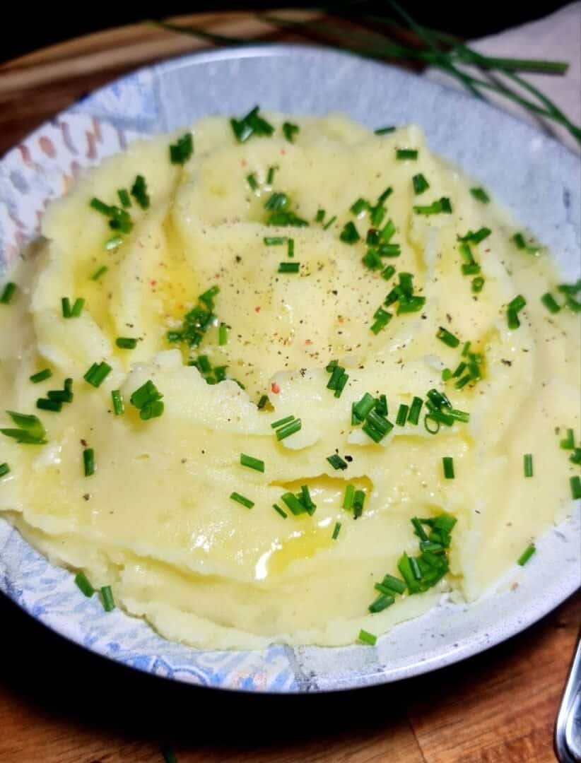 a bowl of mashed potatoes with chives