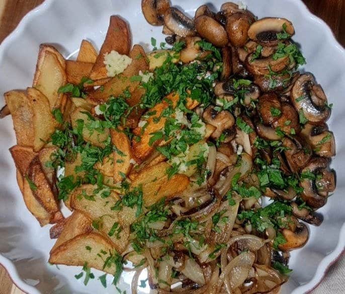  A delicious potato mushroom skillet with sautéed mushrooms, crispy potato wedges, caramelized onions, and fresh herbs.