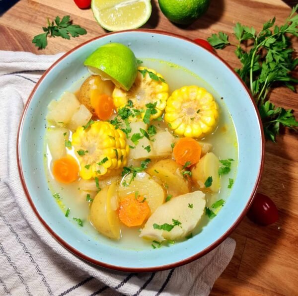 Toma superior mostrando todos los trozos de cassava corn soup y hierbas verdes.