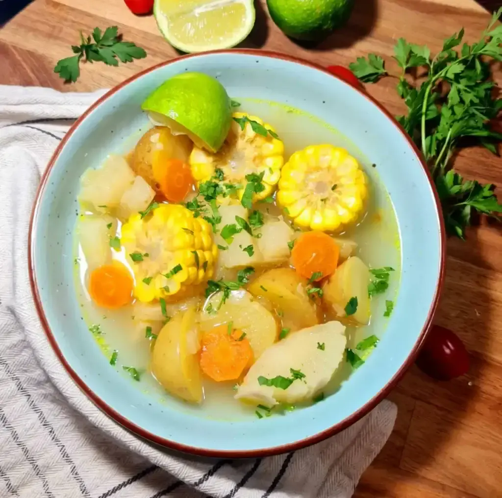 Toma superior mostrando todos los trozos de cassava corn soup y hierbas verdes.